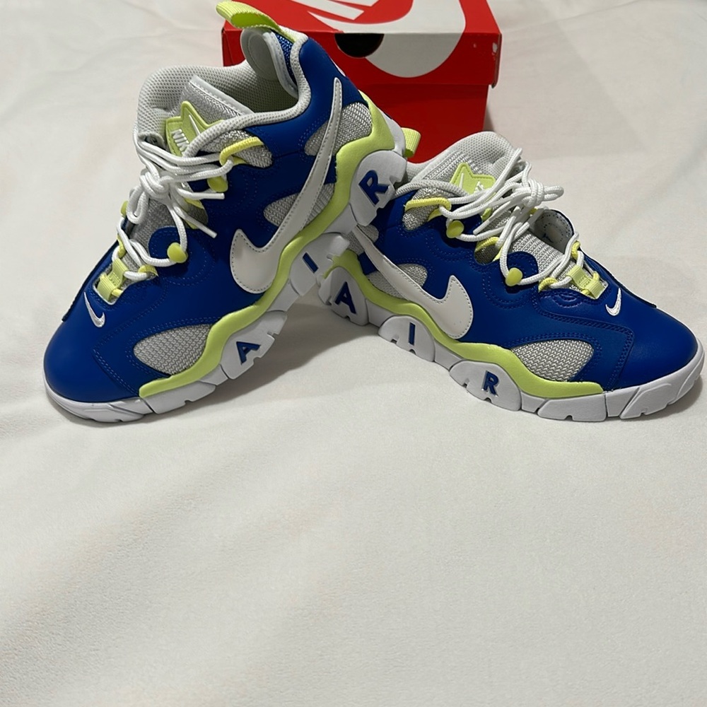 Brand New Boys Nike Air Barrage Low Royal Blue/White/Green. Multiple Sizes F49 - Picture 1 of 7